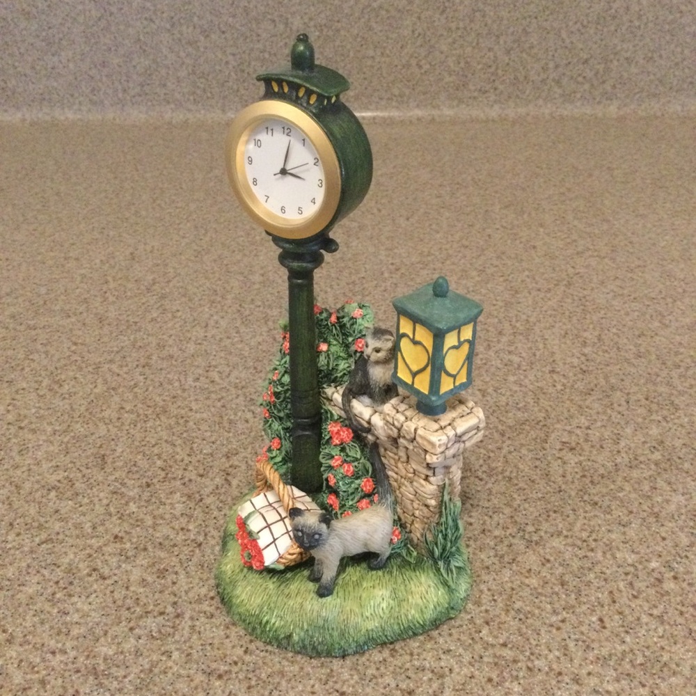 Garden Street Lamp Clock and two Kittens. - Picture 3 of 3